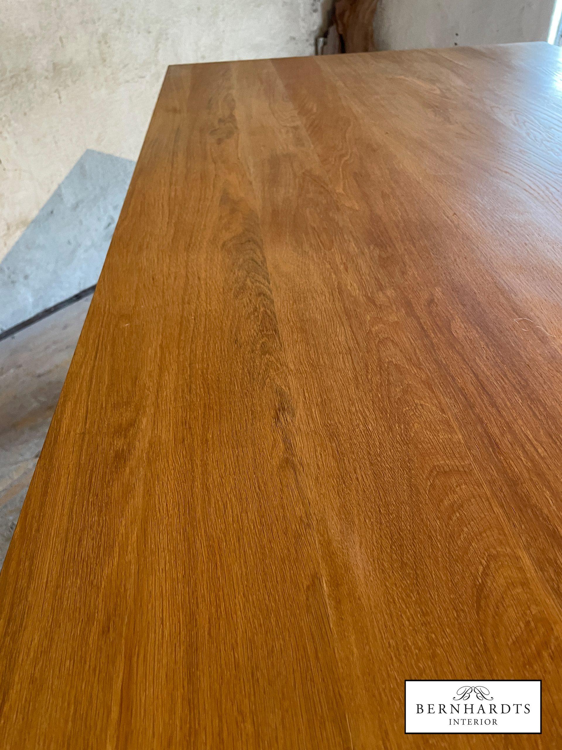 Schwedischer Designertisch_ Bernhardts Interior