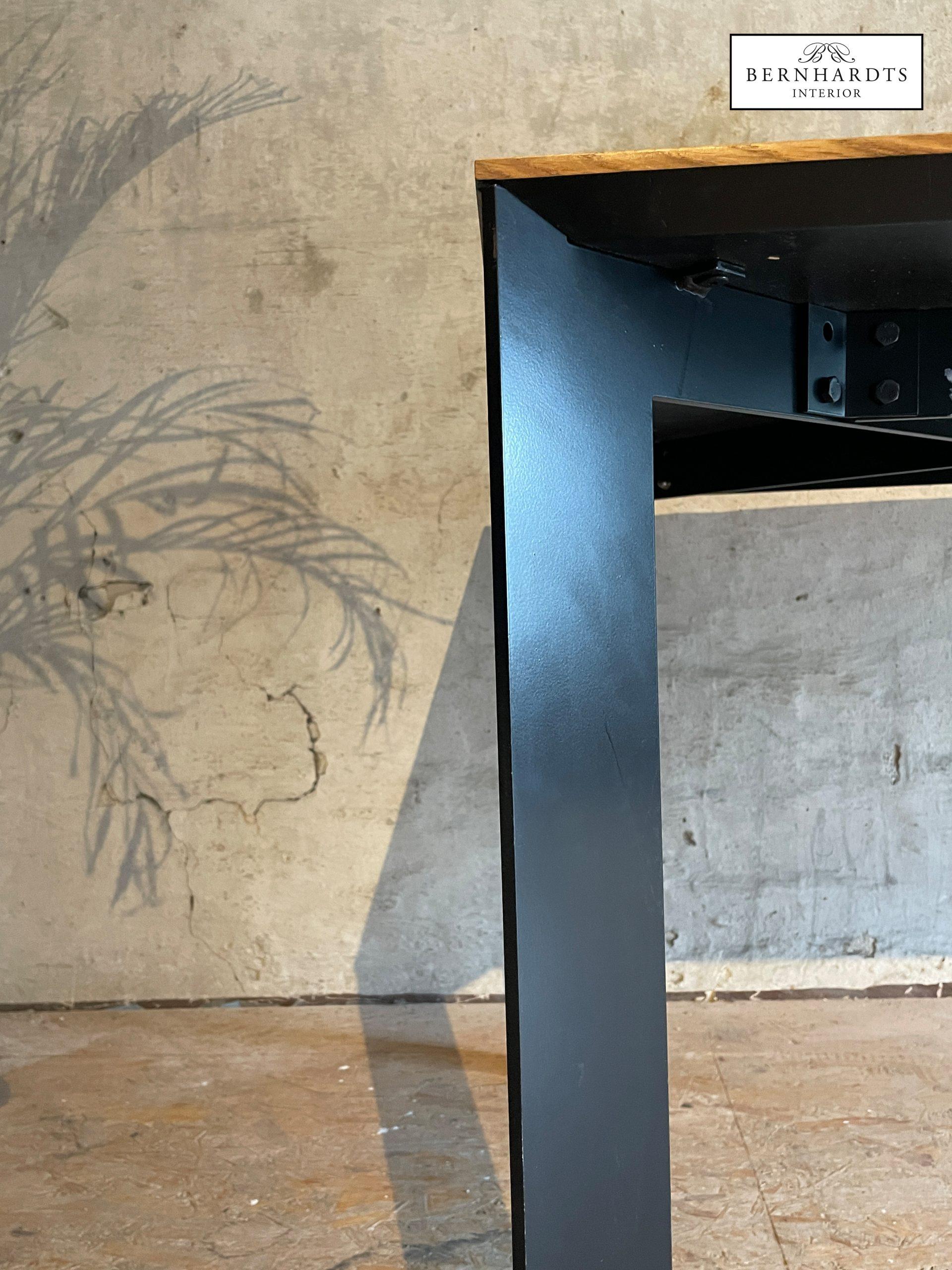 Schwedischer Designertisch_ Bernhardts Interior