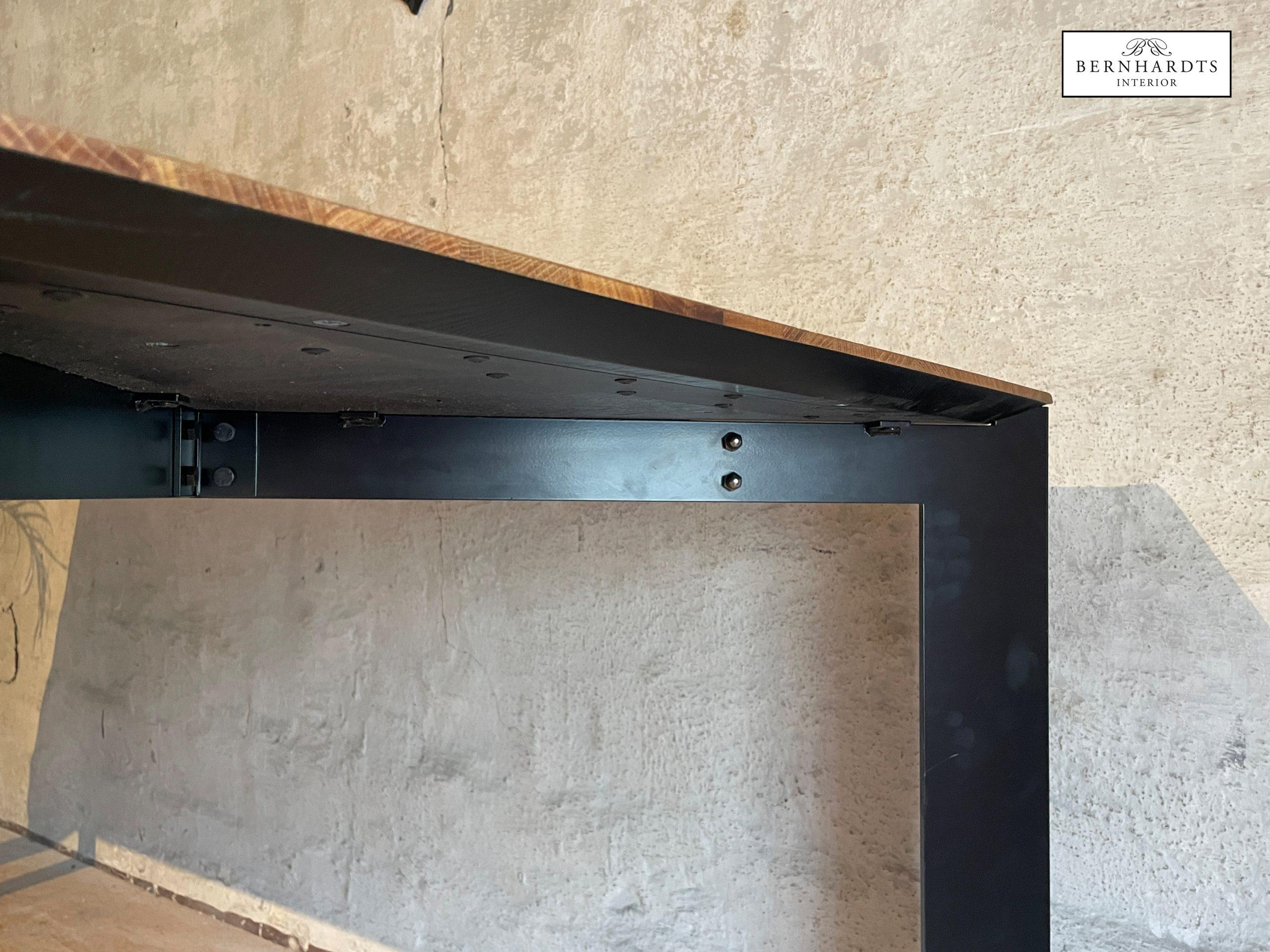 Schwedischer Designertisch_ Bernhardts Interior