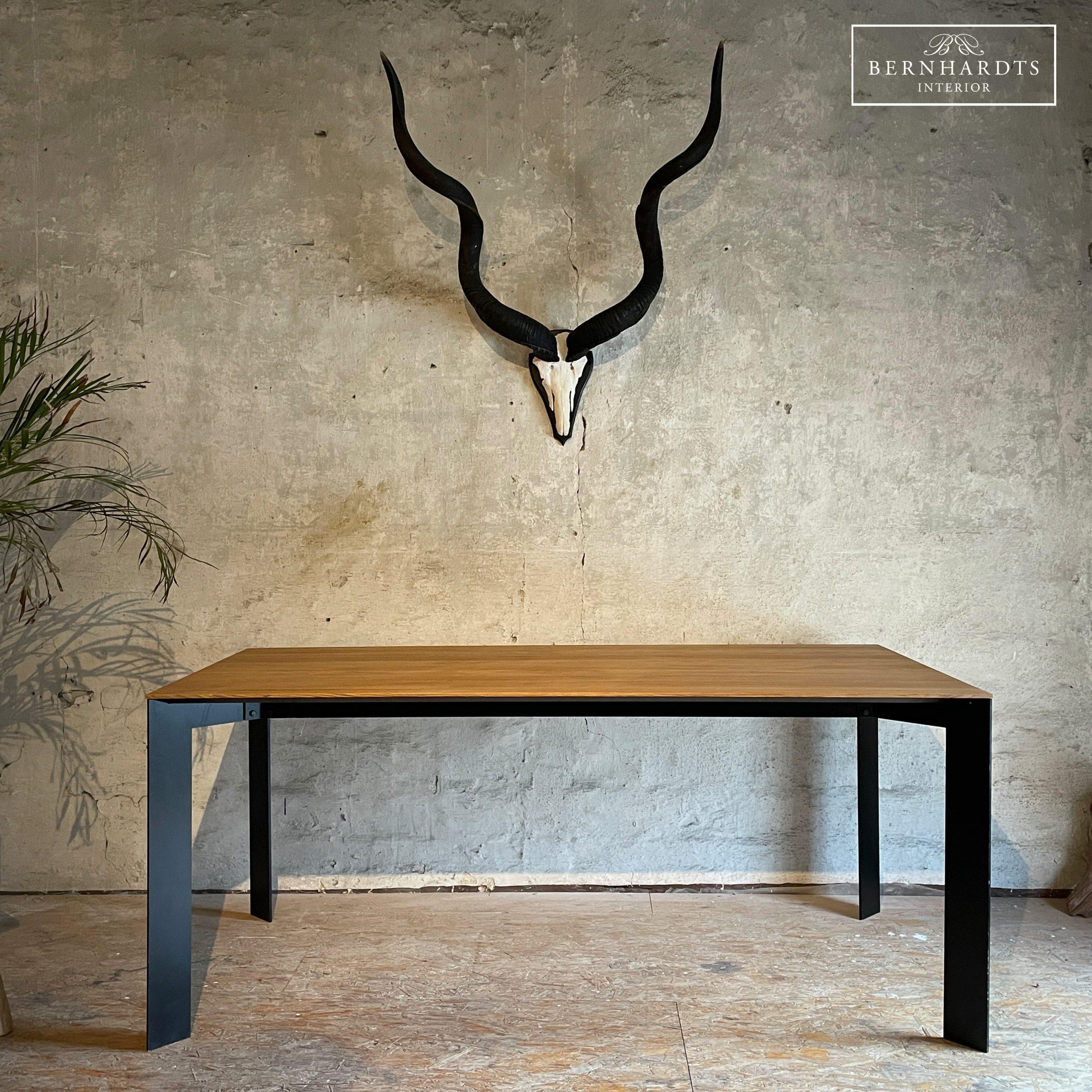 Schwedischer Designertisch_ Bernhardts Interior