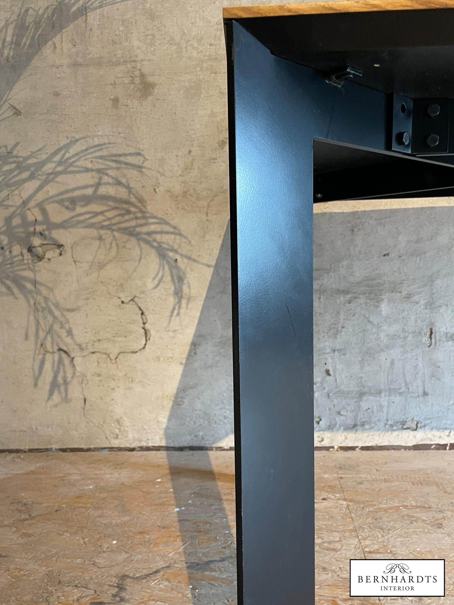 Schwedischer Designertisch_ Bernhardts Interior