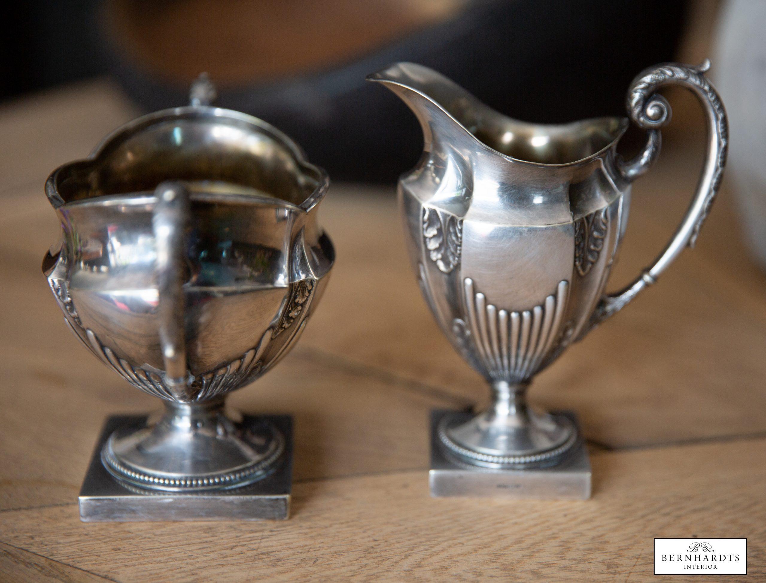 Englisches Sahnekännchen, versilbert und gepunzt. Die hübsches Sahnekännchen dekotriert jeden Tisch . Sie stammt aus England . Verzierung Louis Seize Stil.