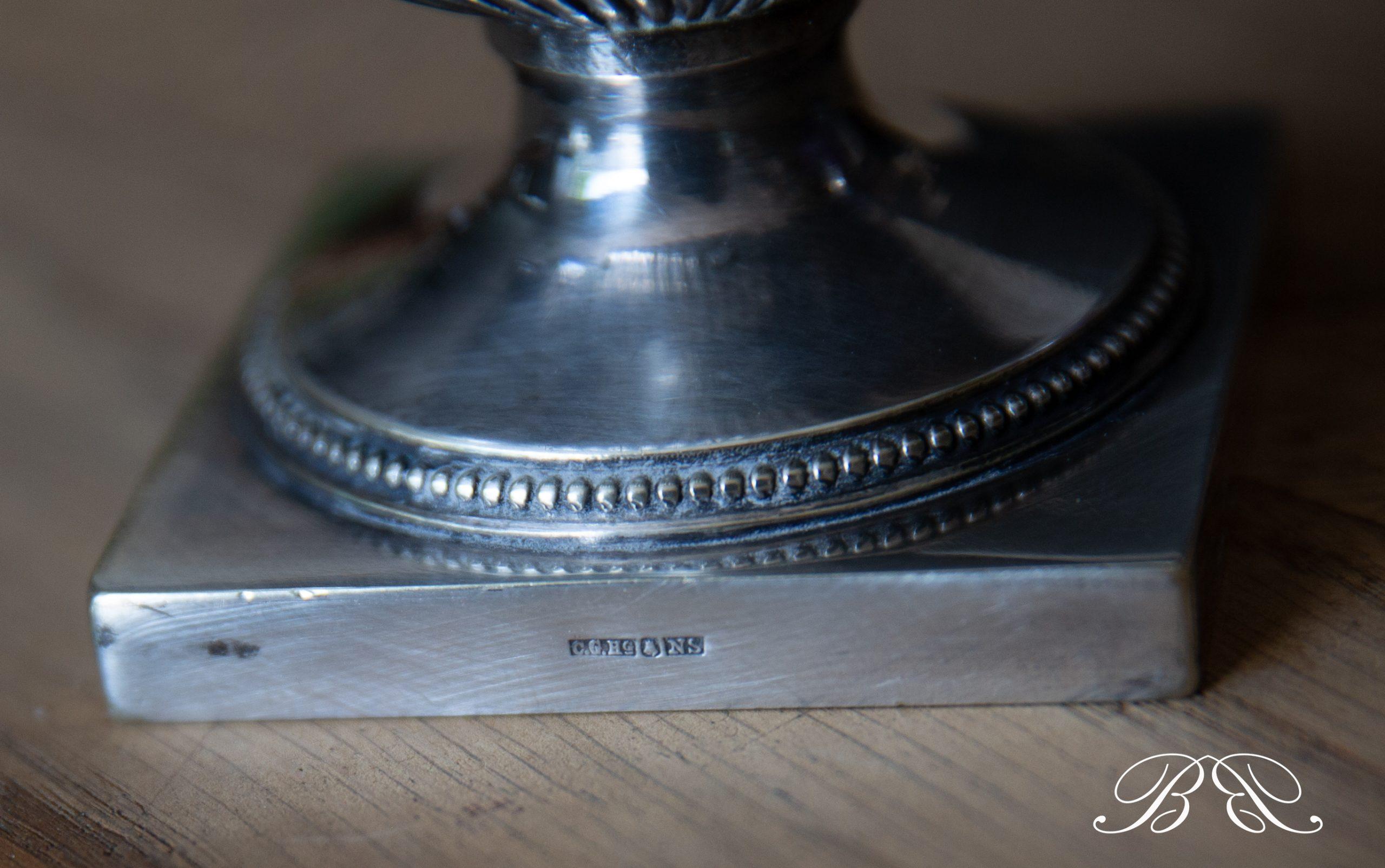 Englisches Sahnekännchen, versilbert und gepunzt. Die hübsches Sahnekännchen dekotriert jeden Tisch . Sie stammt aus England . Verzierung Louis Seize Stil.