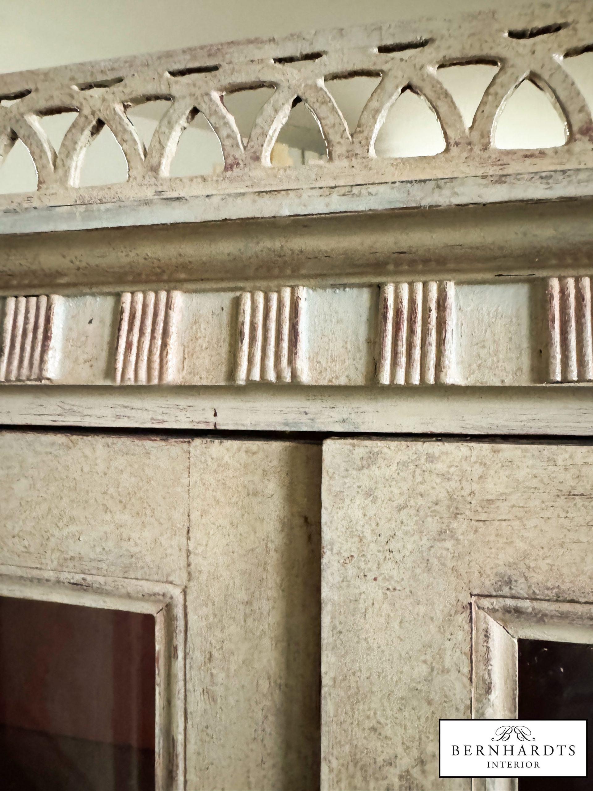 Gustavianische Vitrine_ Bernhardts Interior