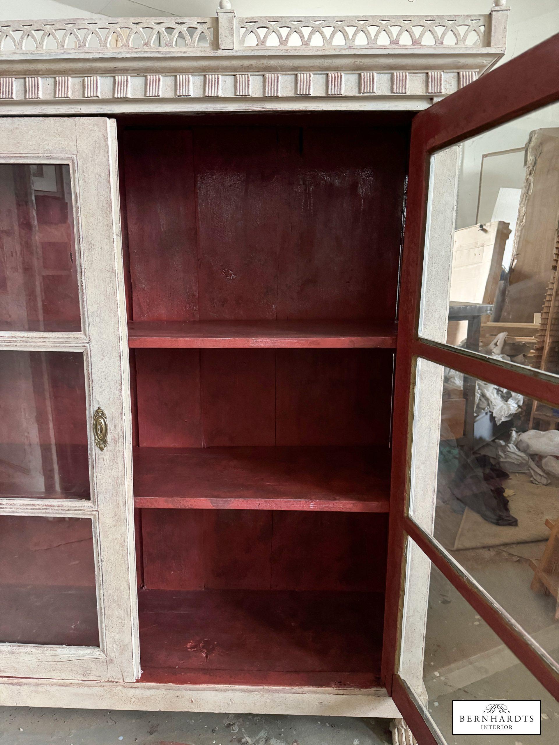 Gustavianische Vitrine_ Bernhardts Interior