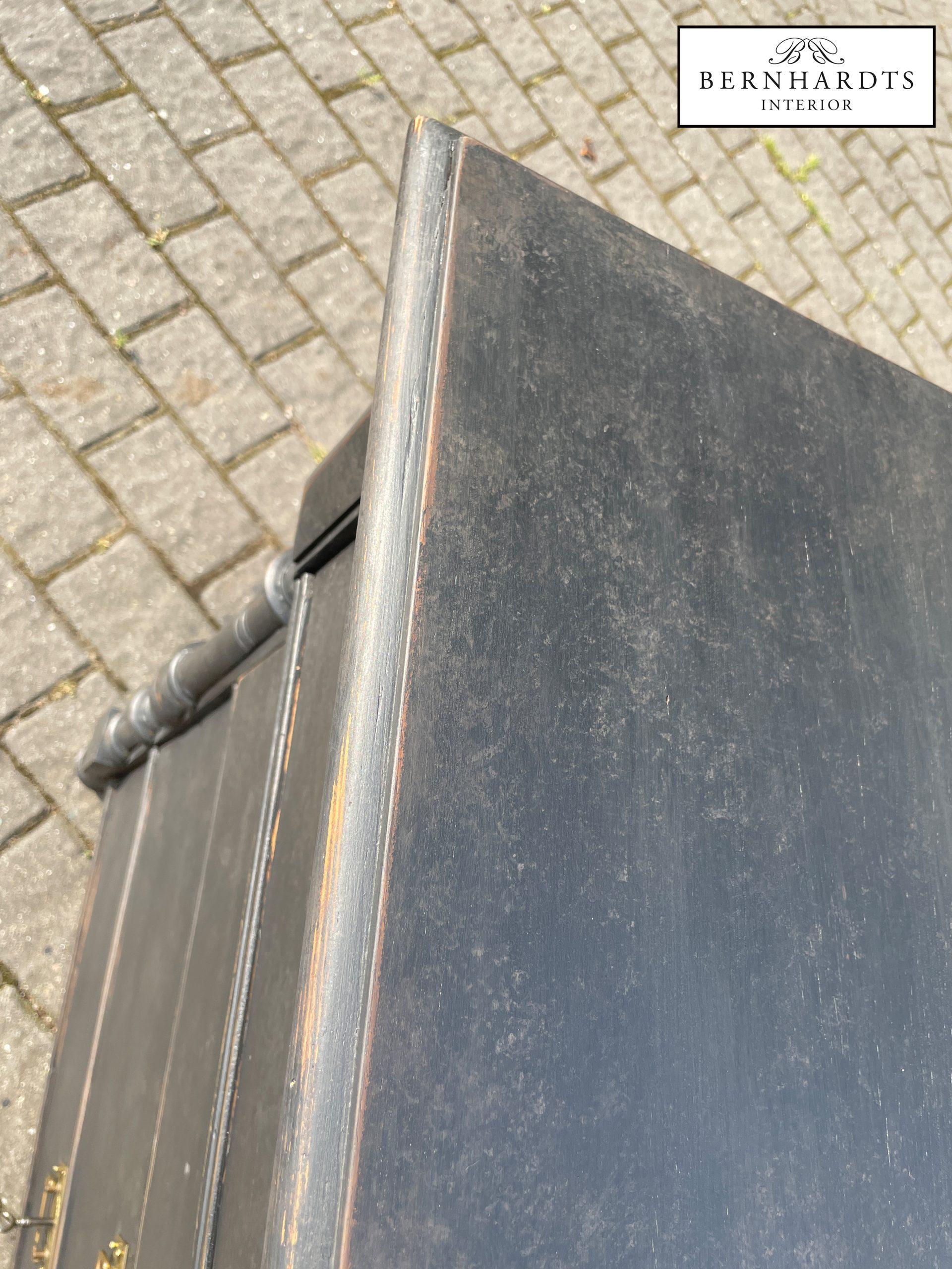 Antike Schwarze Kommode_ Bernhardts Interior