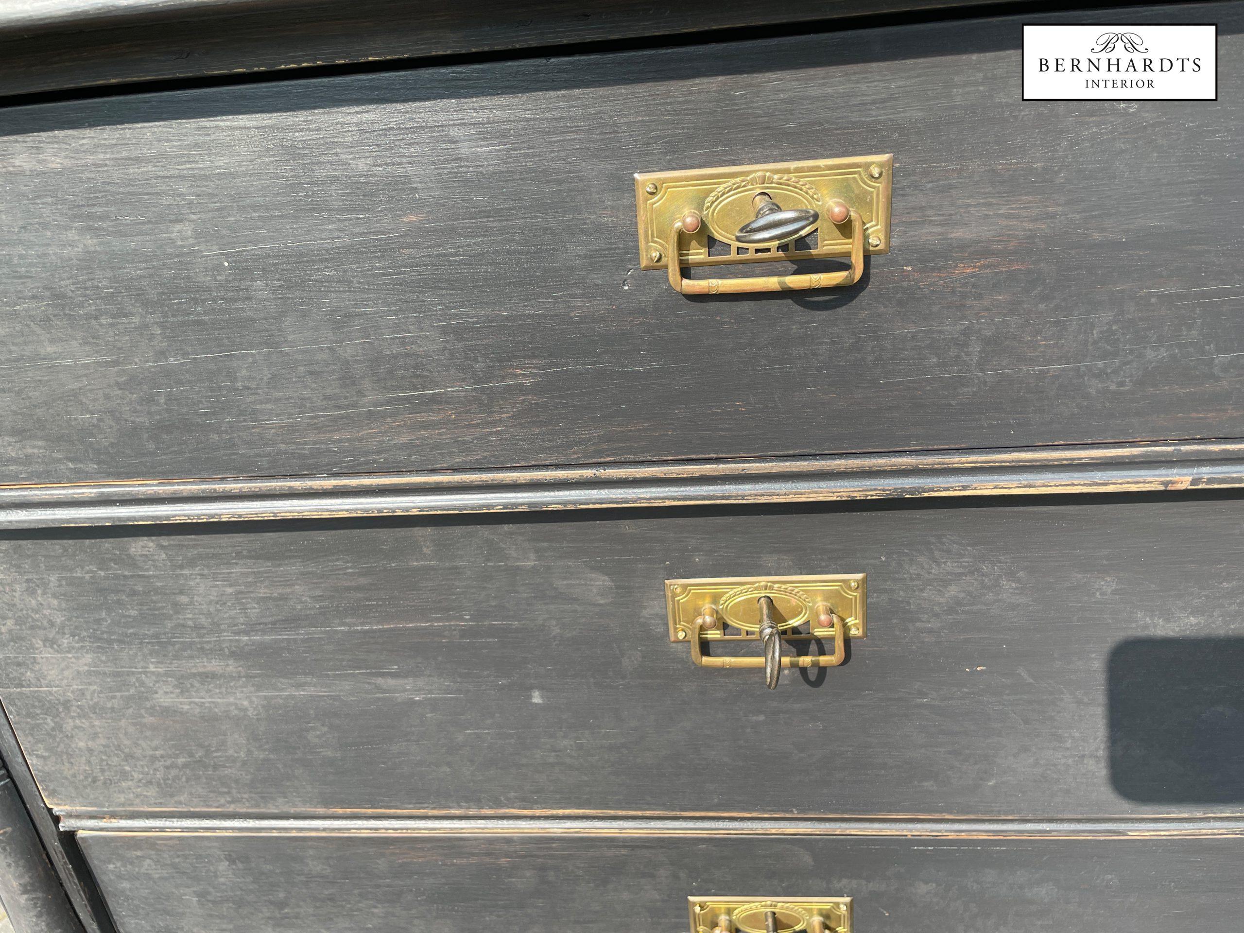 Antike Schwarze Kommode_ Bernhardts Interior