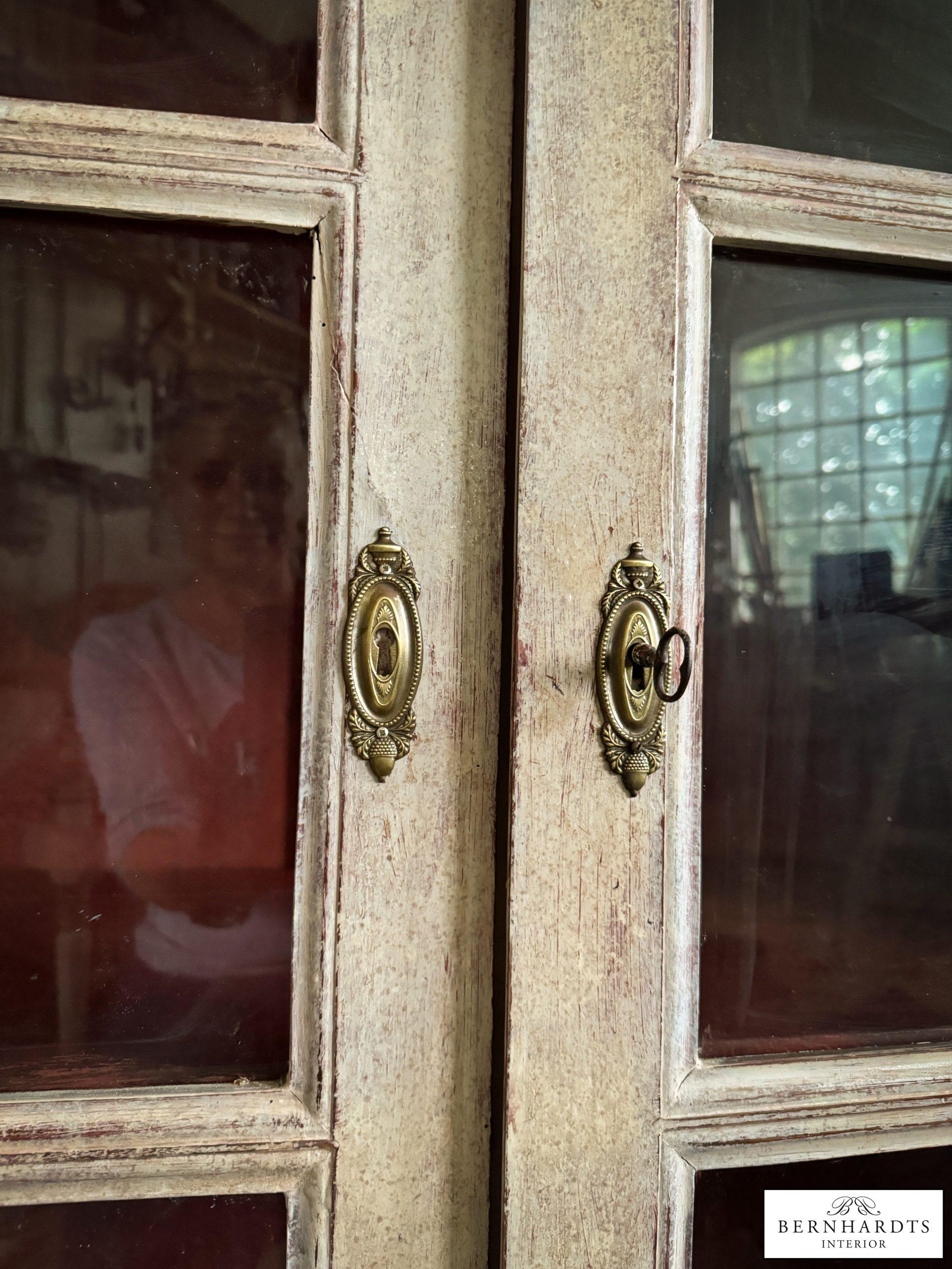 Gustavianische Vitrine_ Bernhardts Interior