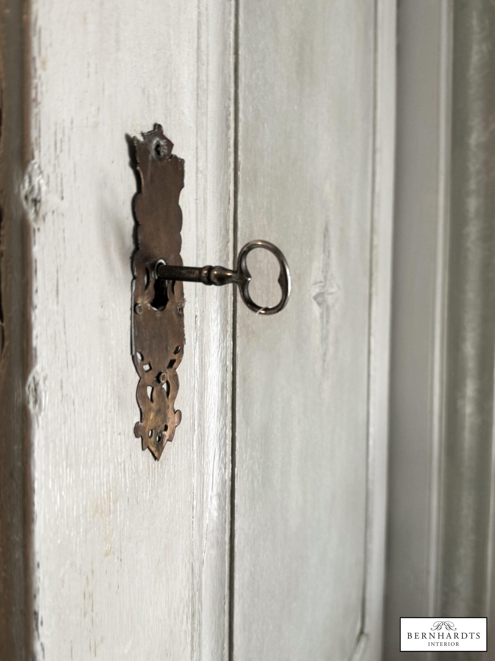 Barockschrank bemalt_ Bernhardts Interior
