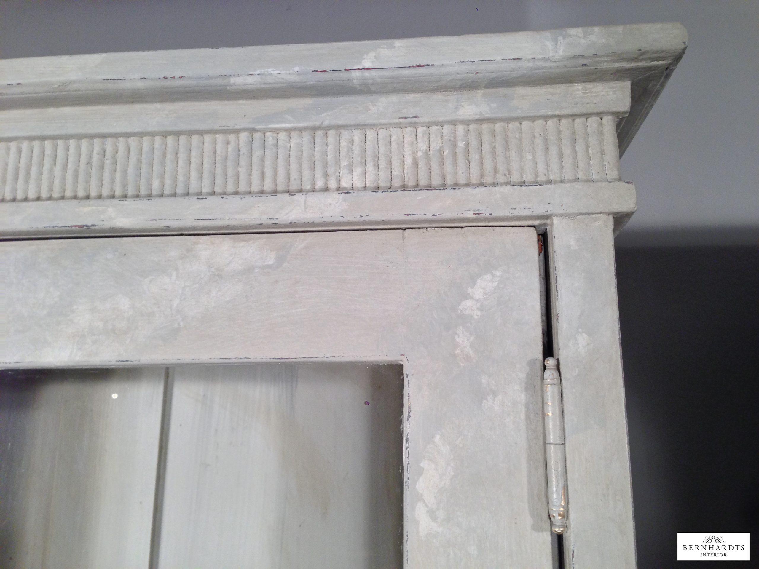 Gustavian vitrinen_ Sylt_Bernhardts Interior