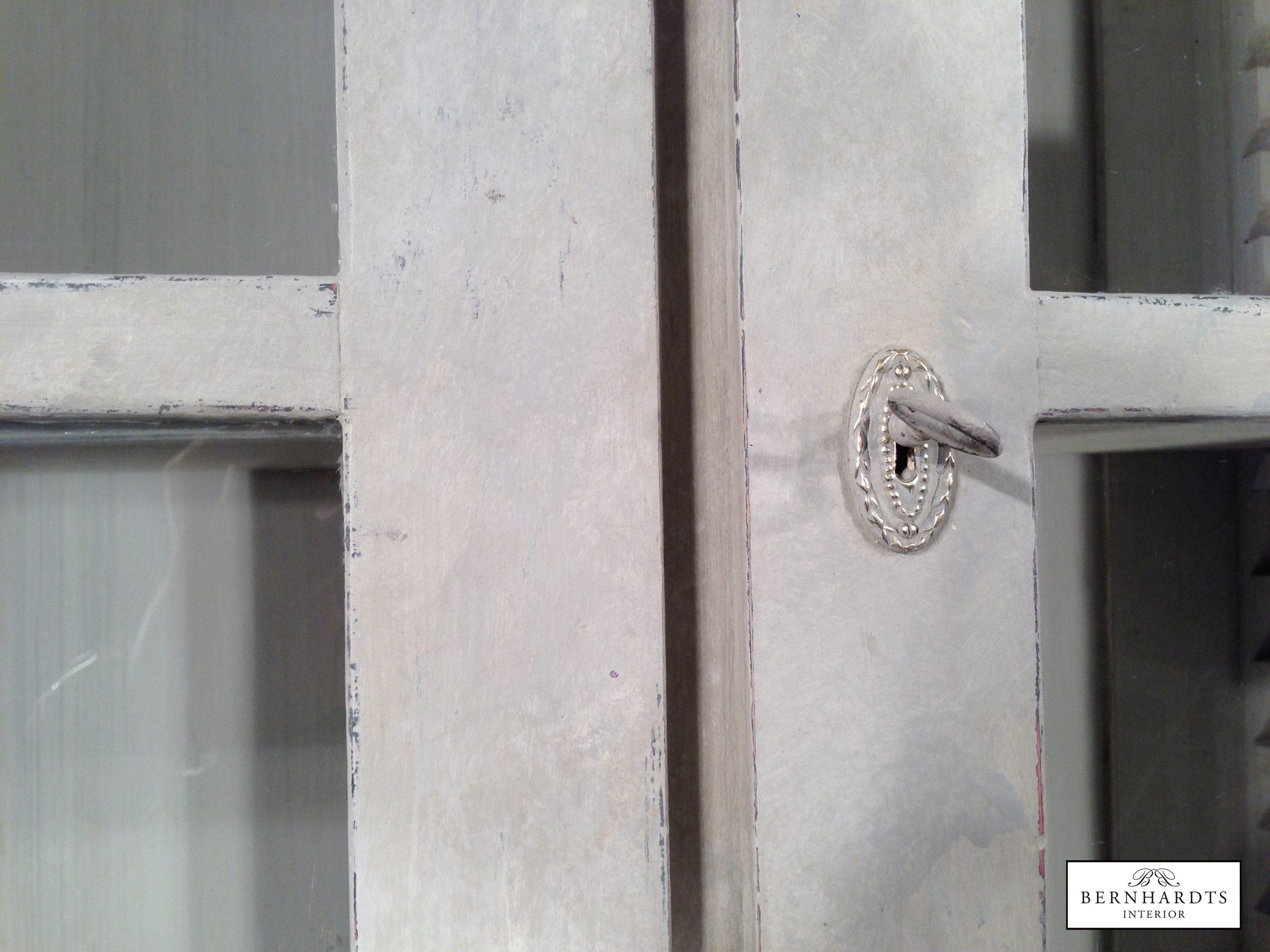 Gustavian vitrinen_ Sylt_Bernhardts Interior