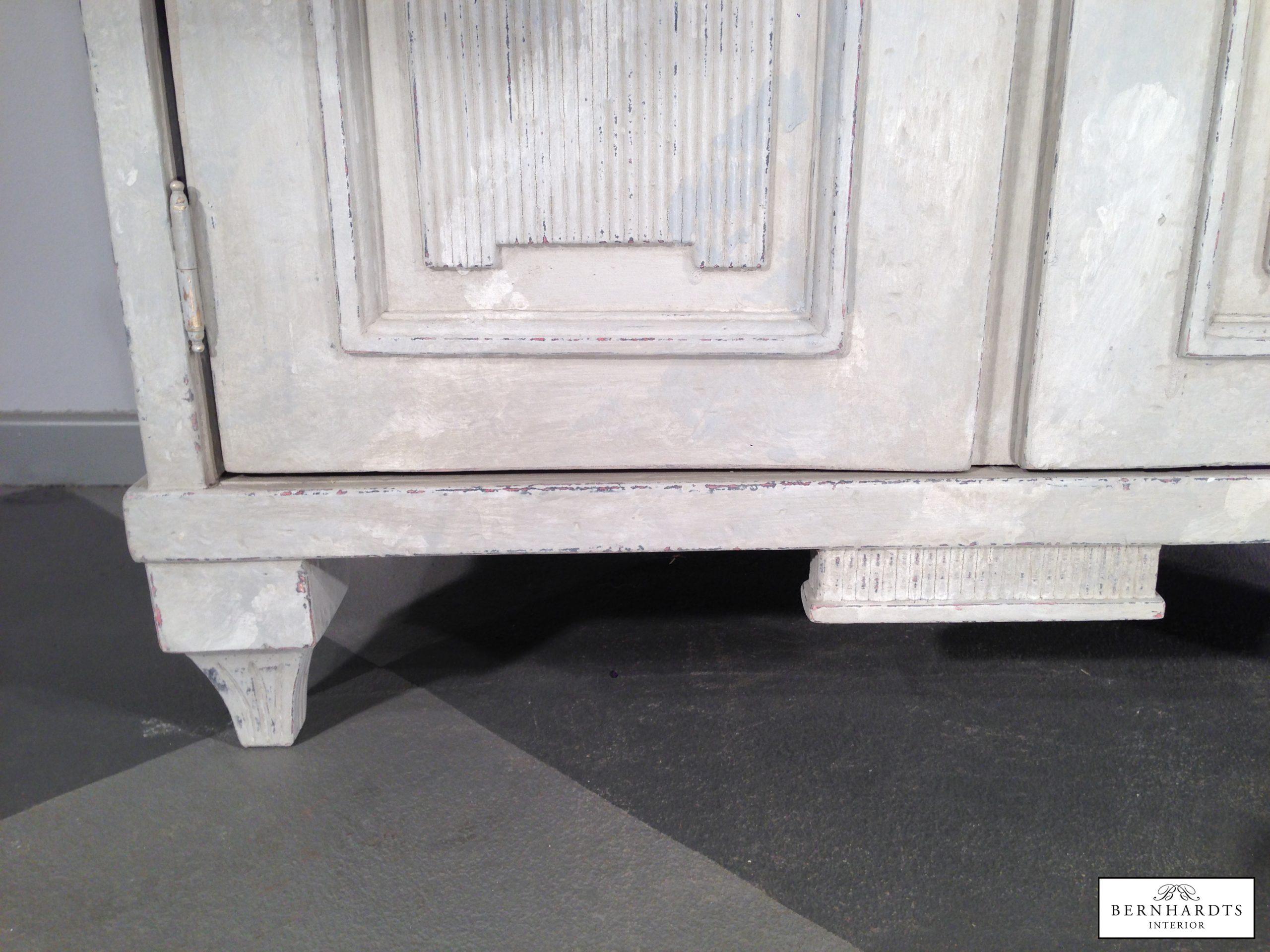 Gustavian vitrinen_ Sylt_Bernhardts Interior