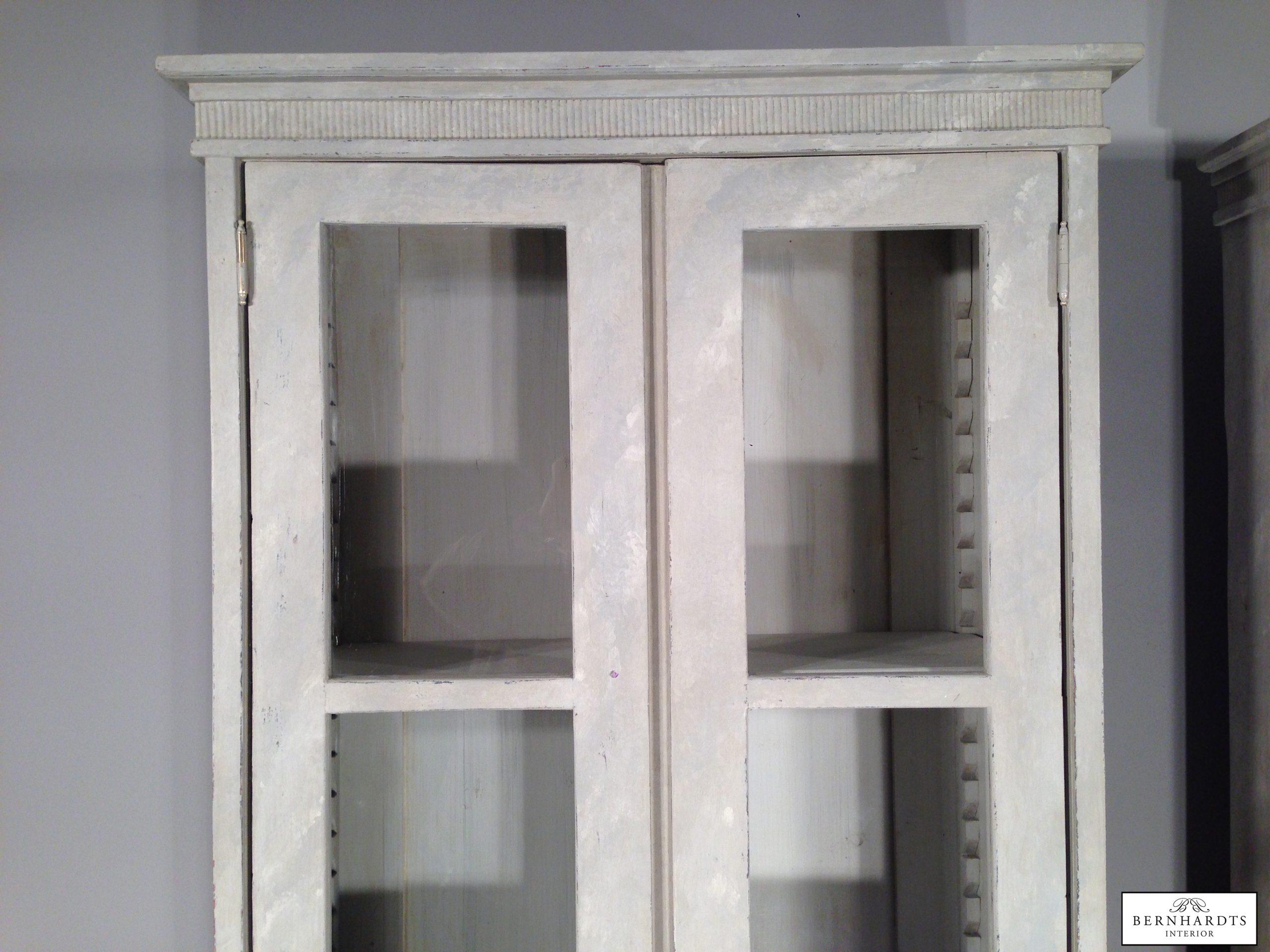 Gustavian vitrinen_ Sylt_Bernhardts Interior