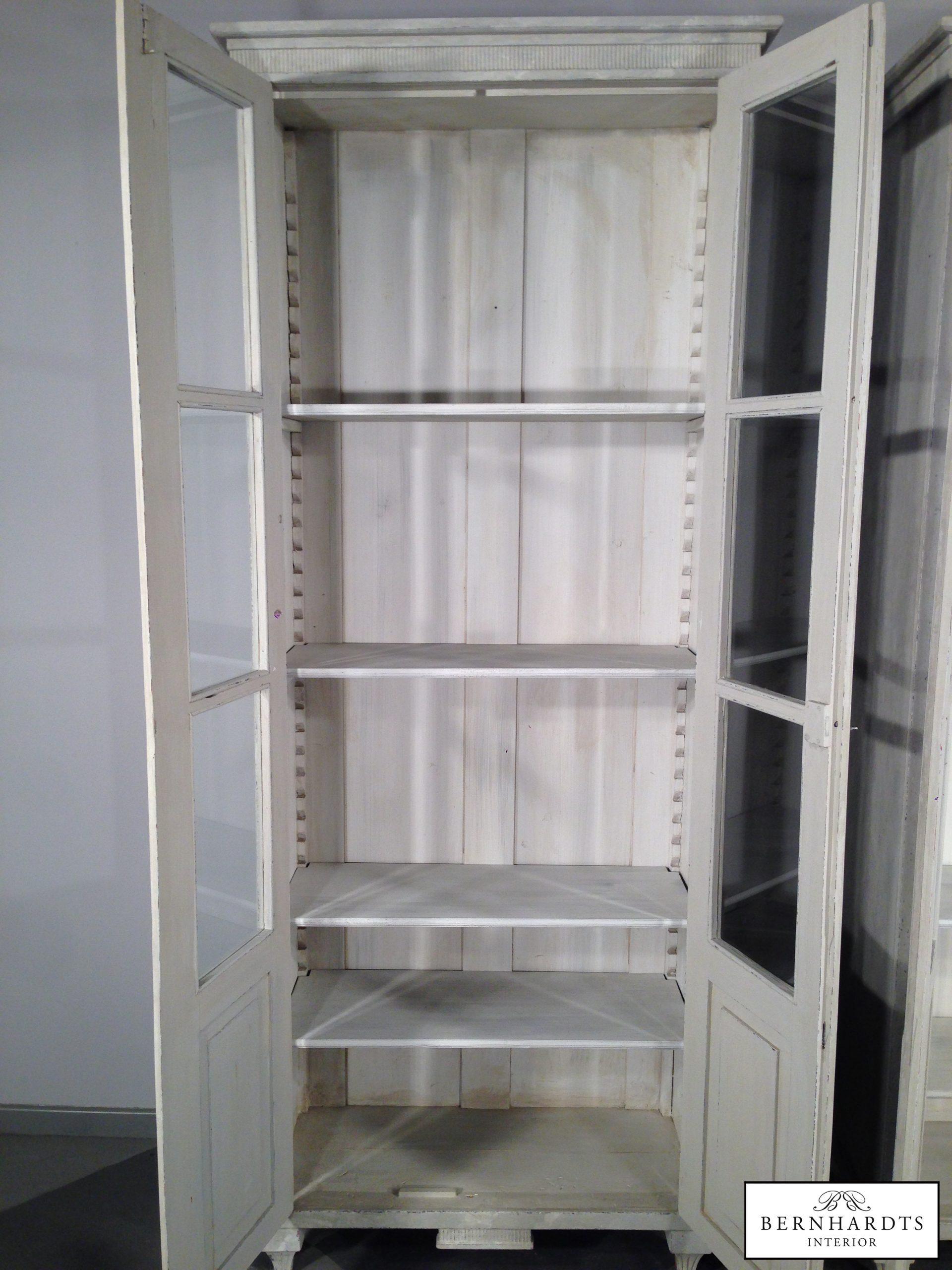 Gustavian vitrinen_ Sylt_Bernhardts Interior