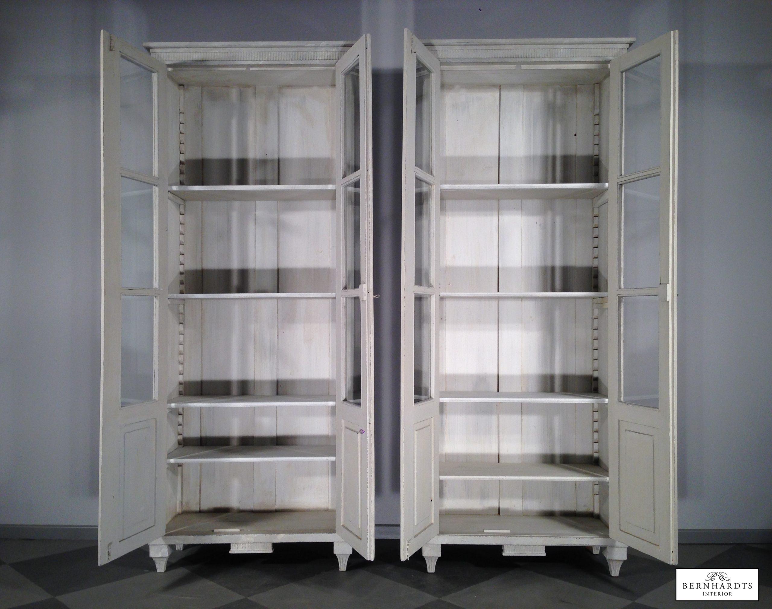 Gustavian vitrinen_ Sylt_Bernhardts Interior