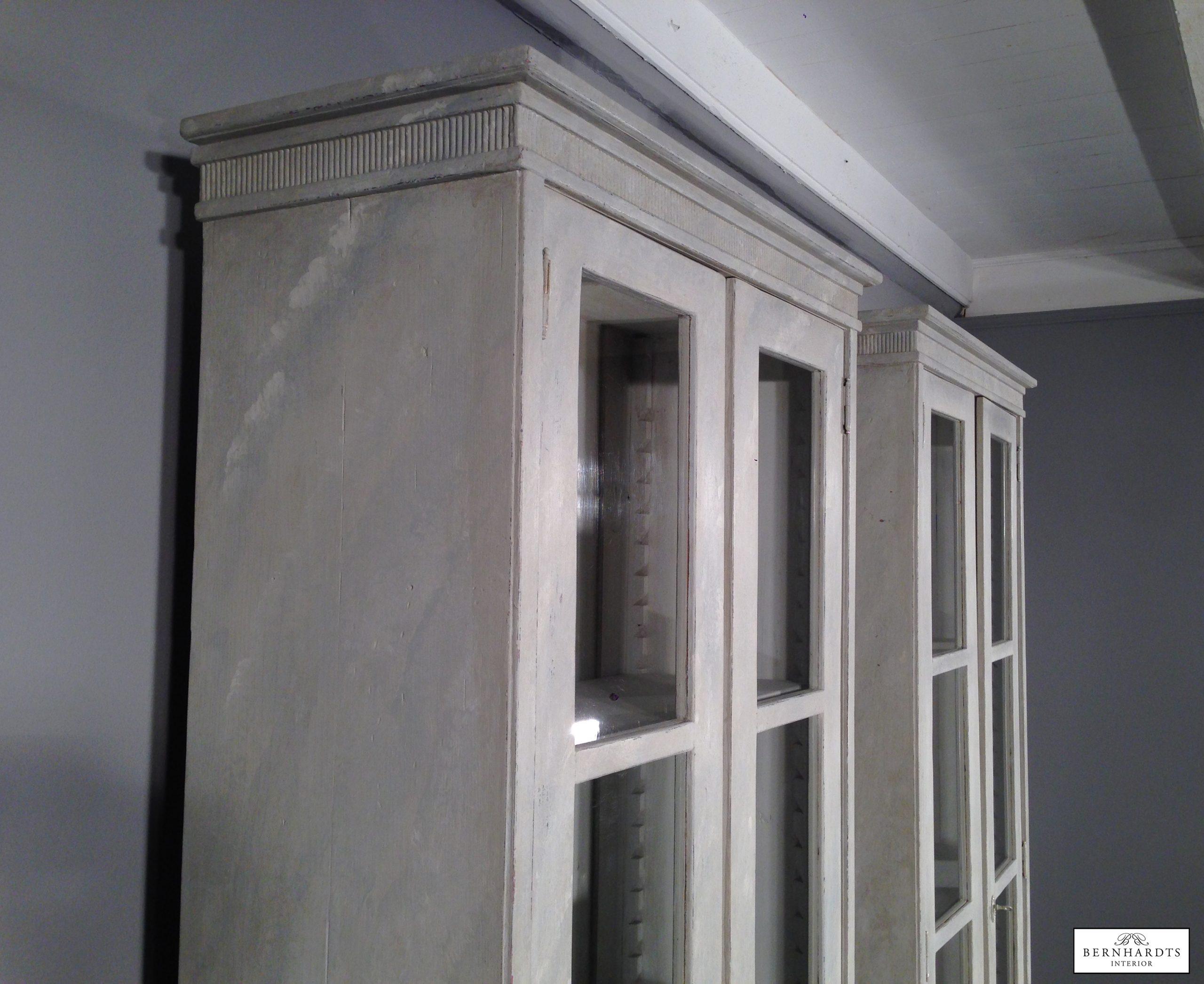 Gustavian vitrinen_ Sylt_Bernhardts Interior