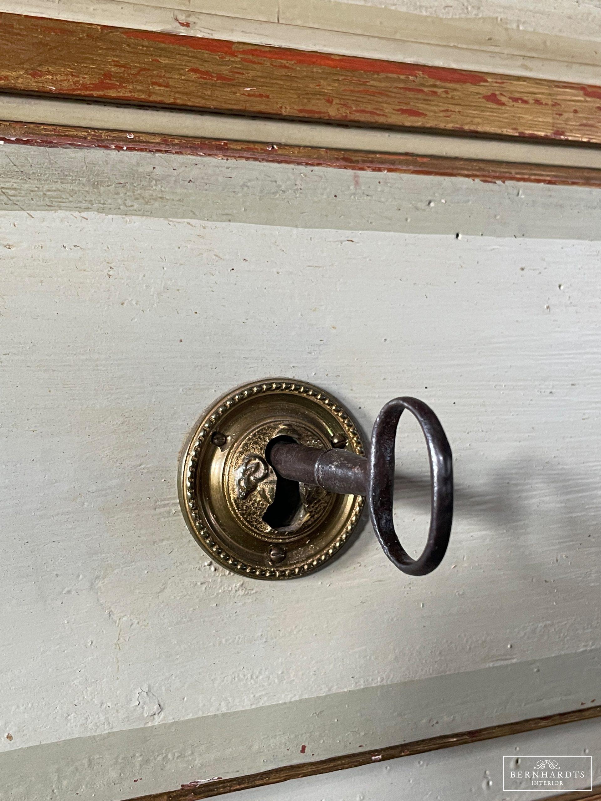 Gustavianischer Aufsatzsekretär_ Bernhardts interior